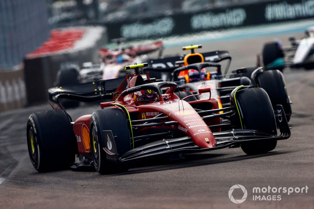 Carlos Sainz, Ferrari F1-75, Sergio Perez, Red Bull Racing RB18