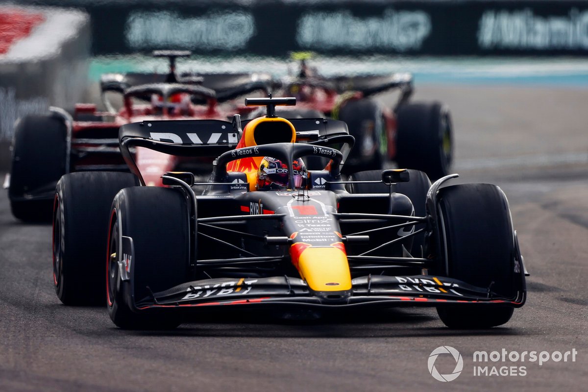 Max Verstappen, Red Bull Racing RB18, Charles Leclerc, Ferrari F1-75