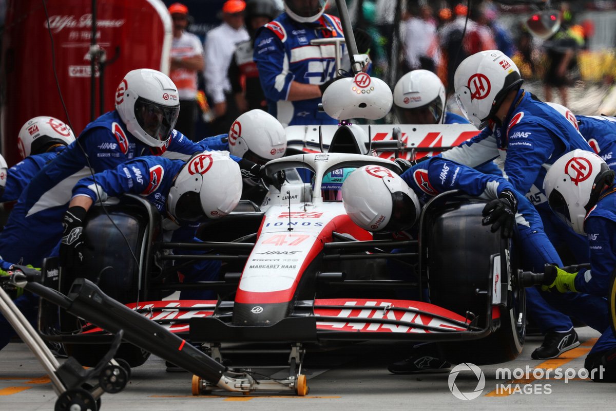 Mick Schumacher, Haas VF-22, makes a pit stop