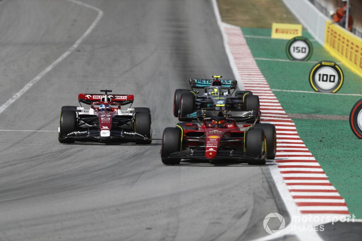 Carlos Sainz, Ferrari F1-75, Valtteri Bottas, Alfa Romeo C42, Lewis Hamilton, Mercedes W13