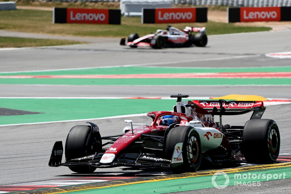 Valtteri Bottas, Alfa Romeo C42, Kevin Magnussen, Haas VF-22