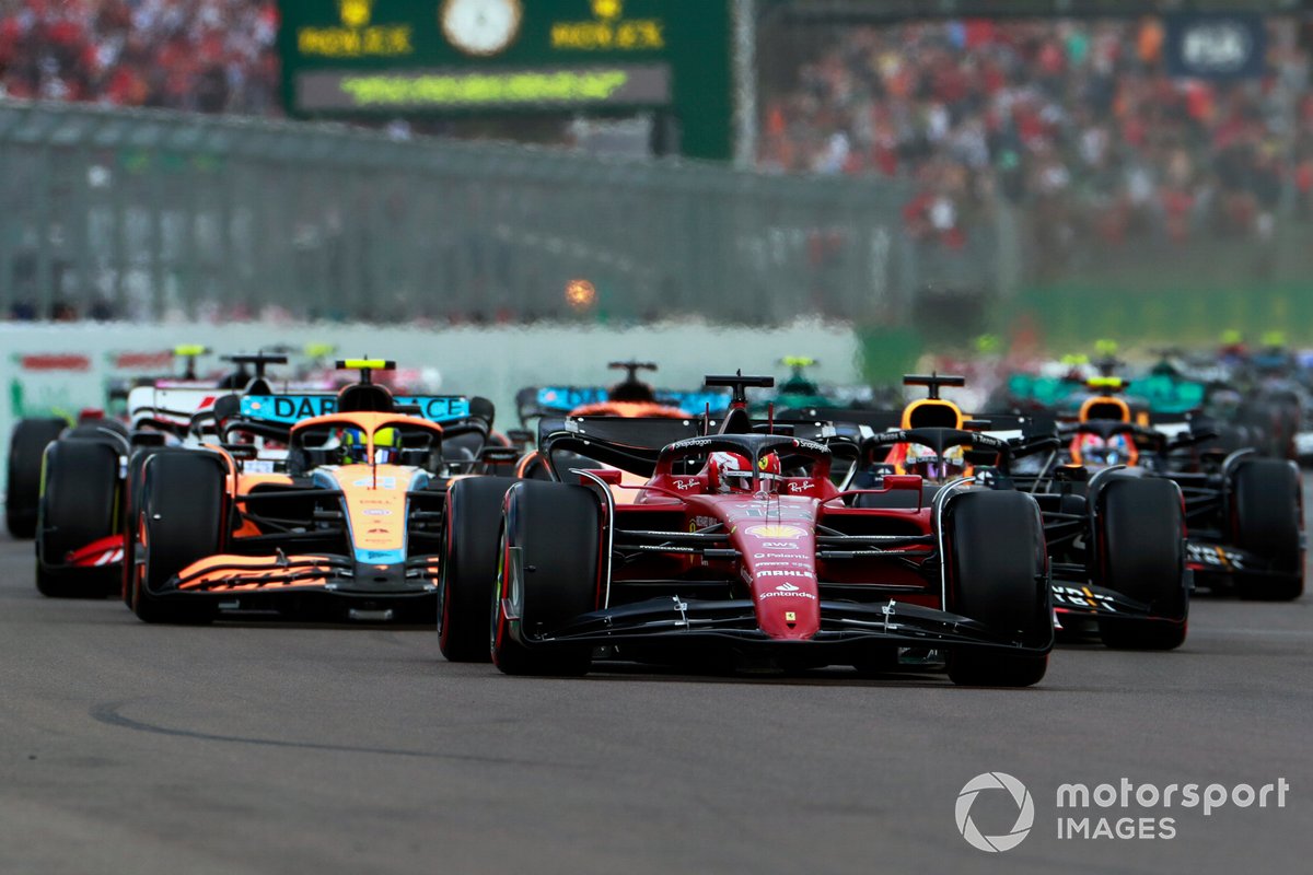 Charles Leclerc, Ferrari F1-75, the field away at the start