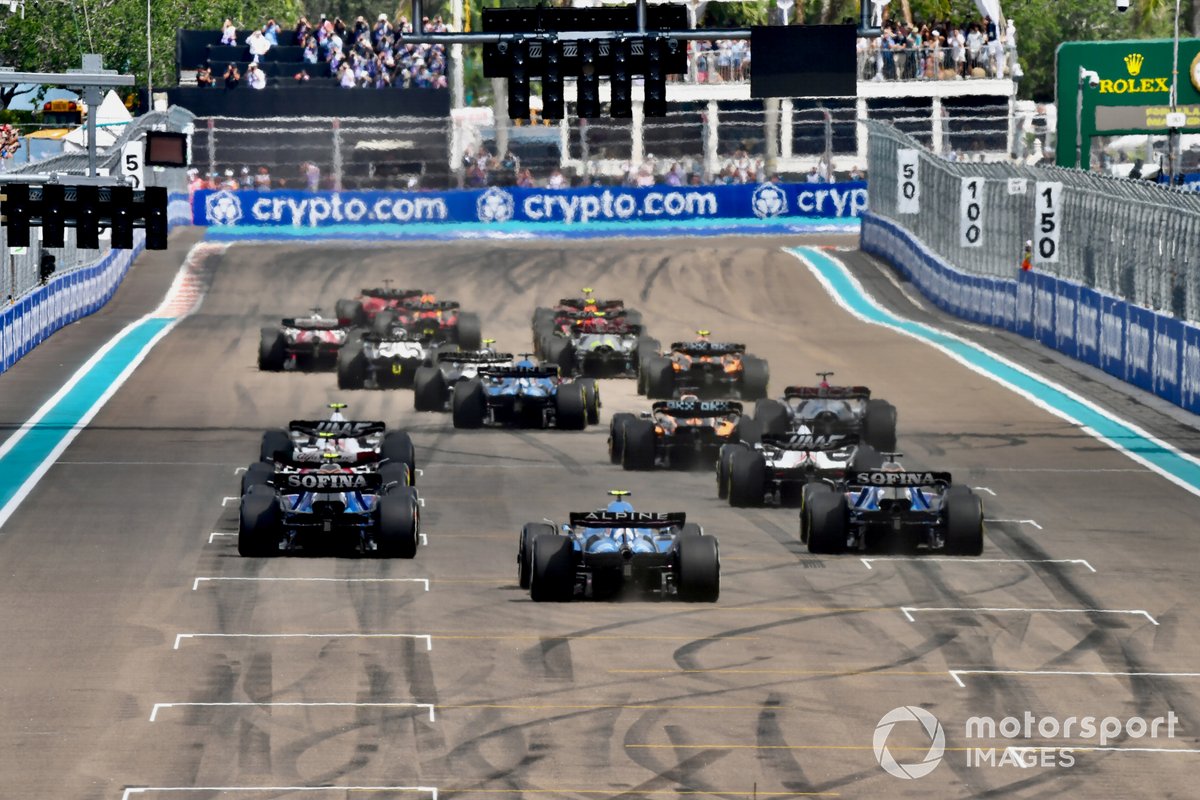 Nicholas Latifi, Williams FW44, Esteban Ocon, Alpine A522, Alex Albon, Williams FW44, chase the pack at the start