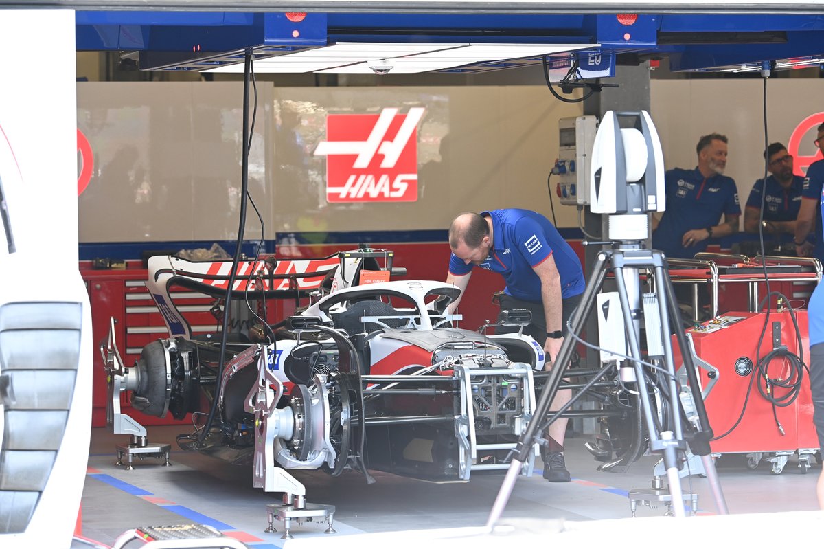 Haas VF-22 garage