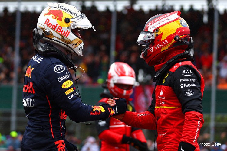 NORTHAMPTON, ENGLAND - JULY 02: Pole position qualifier Carlos Sainz of Spain and Ferrari is congratulated by Second placed qualifier Max Verstappen of the Netherlands and Oracle Red Bull Racing in parc ferme during qualifying ahead of the F1 Grand Prix of Great Britain at Silverstone on July 02, 2022 in Northampton, UK.  (Photo by Mark Thompson/Getty Images)