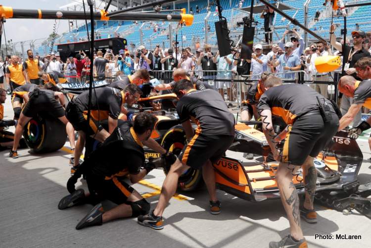 Norris ricciardo McLaren F1 crew practice pit stop