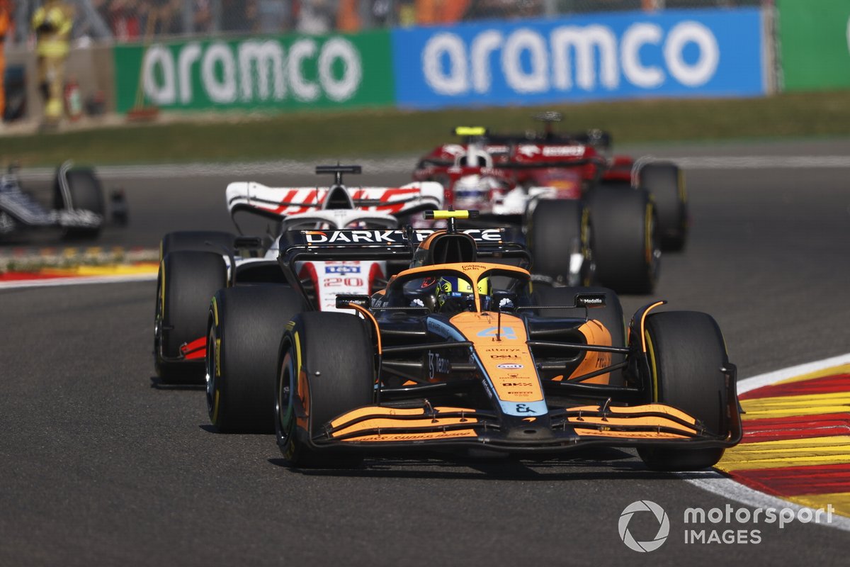 Lando Norris, McLaren MCL36, Kevin Magnussen, Haas VF-22