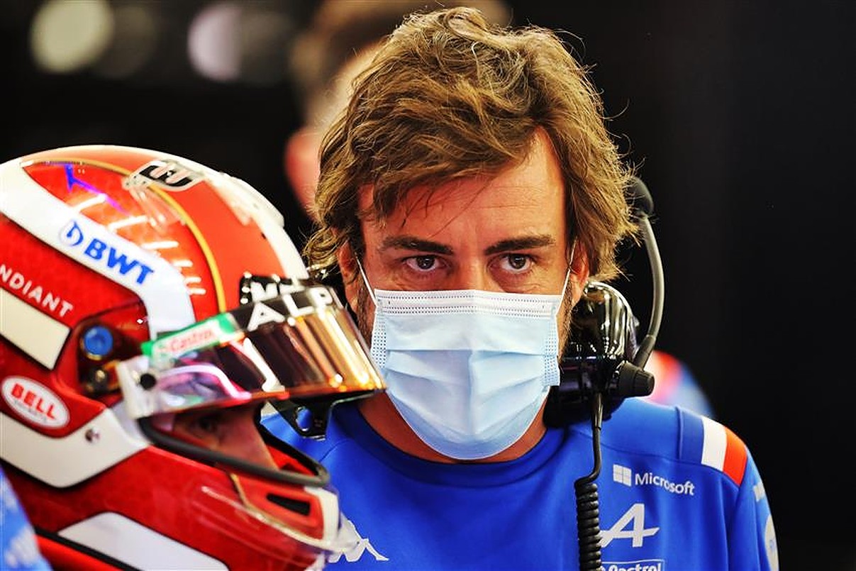 Aston Martin boss sends warning after signing 'killer' Fernando Alonso