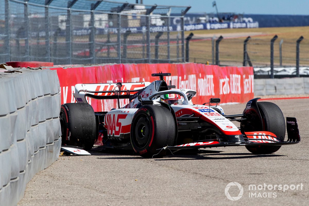 Antonio Giovinazzi, Haas VF-22, crashes in FP1