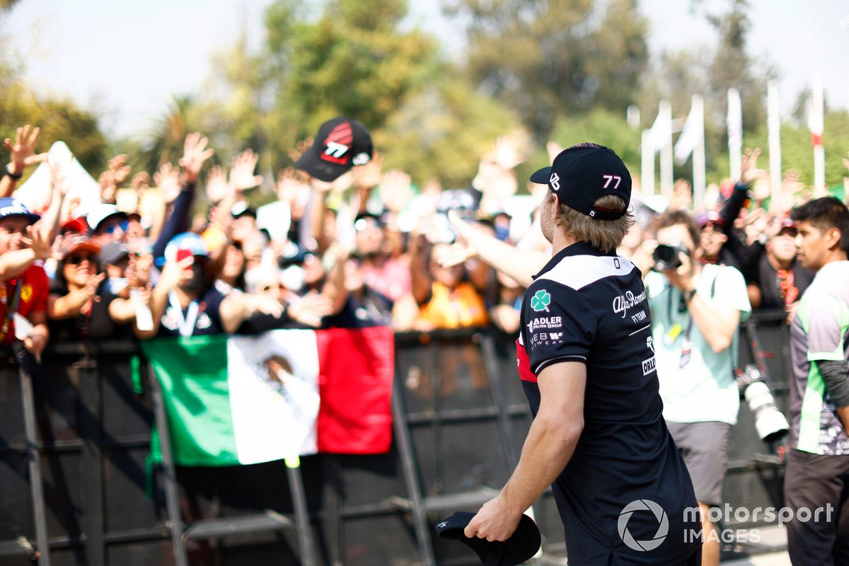 Valtteri Bottas, Alfa Romeo F1 Team, throws a hat to fans