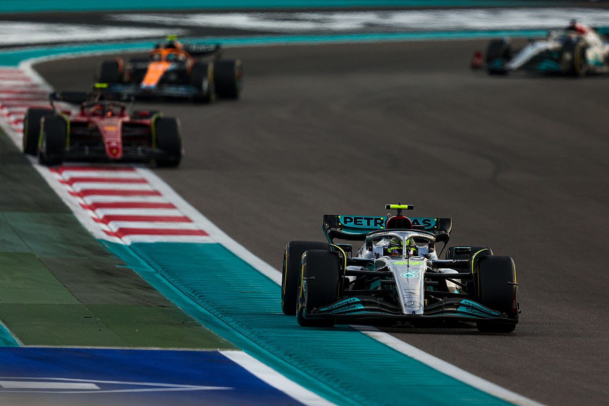 Hamilton's sour Abu Dhabi F1 race “sums up the whole year”