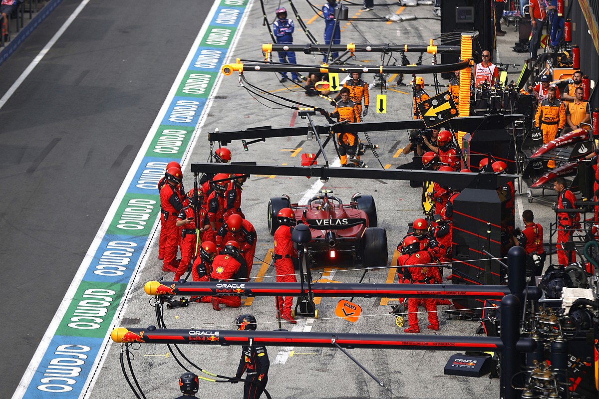 Ferrari blames "late call" for messy Sainz F1 pitstop in Dutch GP