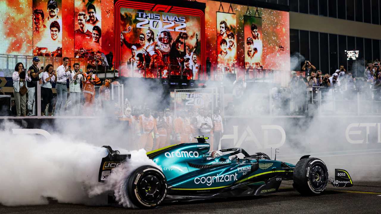 Sebastian Vettel, Aston Martin, tyre smoke. Yas Marina, November 2022.