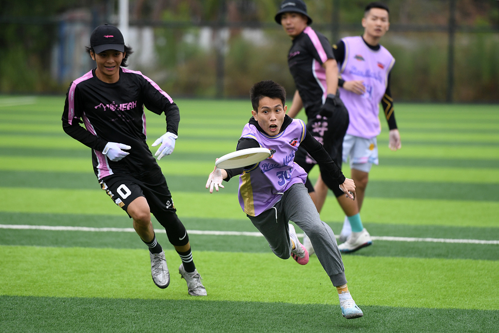 Players compete during a Frisbee Open in China's Guangxi Zhuang Autonomous Region, Nov. 19, 2022. /CFP