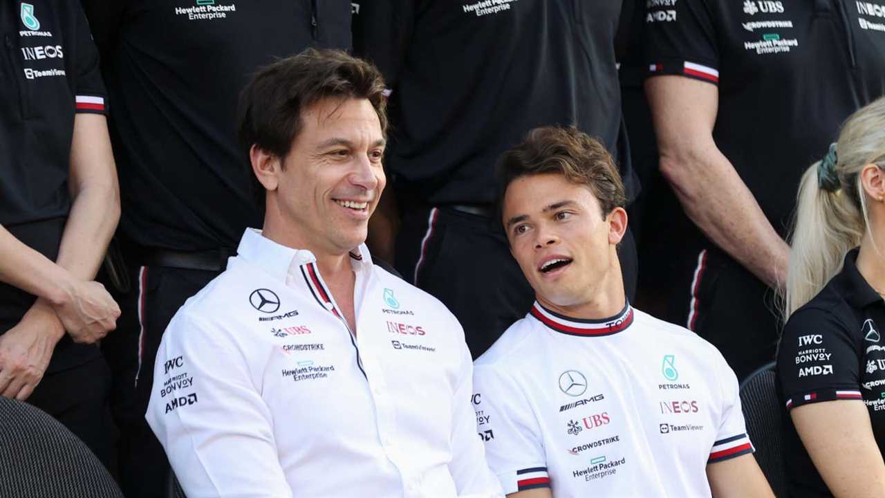 Toto Wolff alongside Nyck de Vries. Abu Dhabi November 2022.