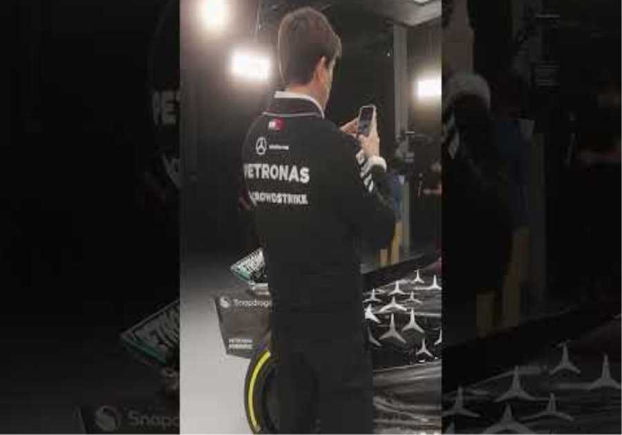 Toto Checking Out the W15 📱👀